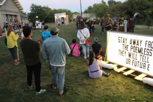 Imagen: Abertura de Diversion. Una fotografía de comunidad admirando los danzantes por una tarde. Foto de Carlos Flores. Cortesía del curador.