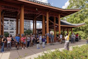 Image: Penny Li 面向参与者的叙述演绎。 “天地守护神”系列，摄于谭继平公园，2025年8月23日。Scott Shigley 摄影。