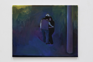 Pie de foto: La pintura en la pared representa dos figuras abrazándose en un espacio con poca luz. La pista de baile está representada con tonos oscuros de azules, lavandas, y verdes. Imagen cortesía del artista.